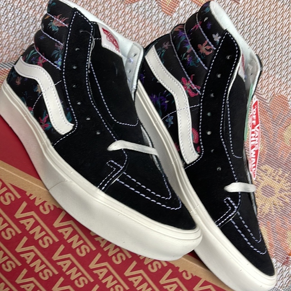 Vans Comfycush Sk8-Hi
Fatal Floral Black
VNOA7TNOBLK
WMNS sneakers - - Picture 8 of 16